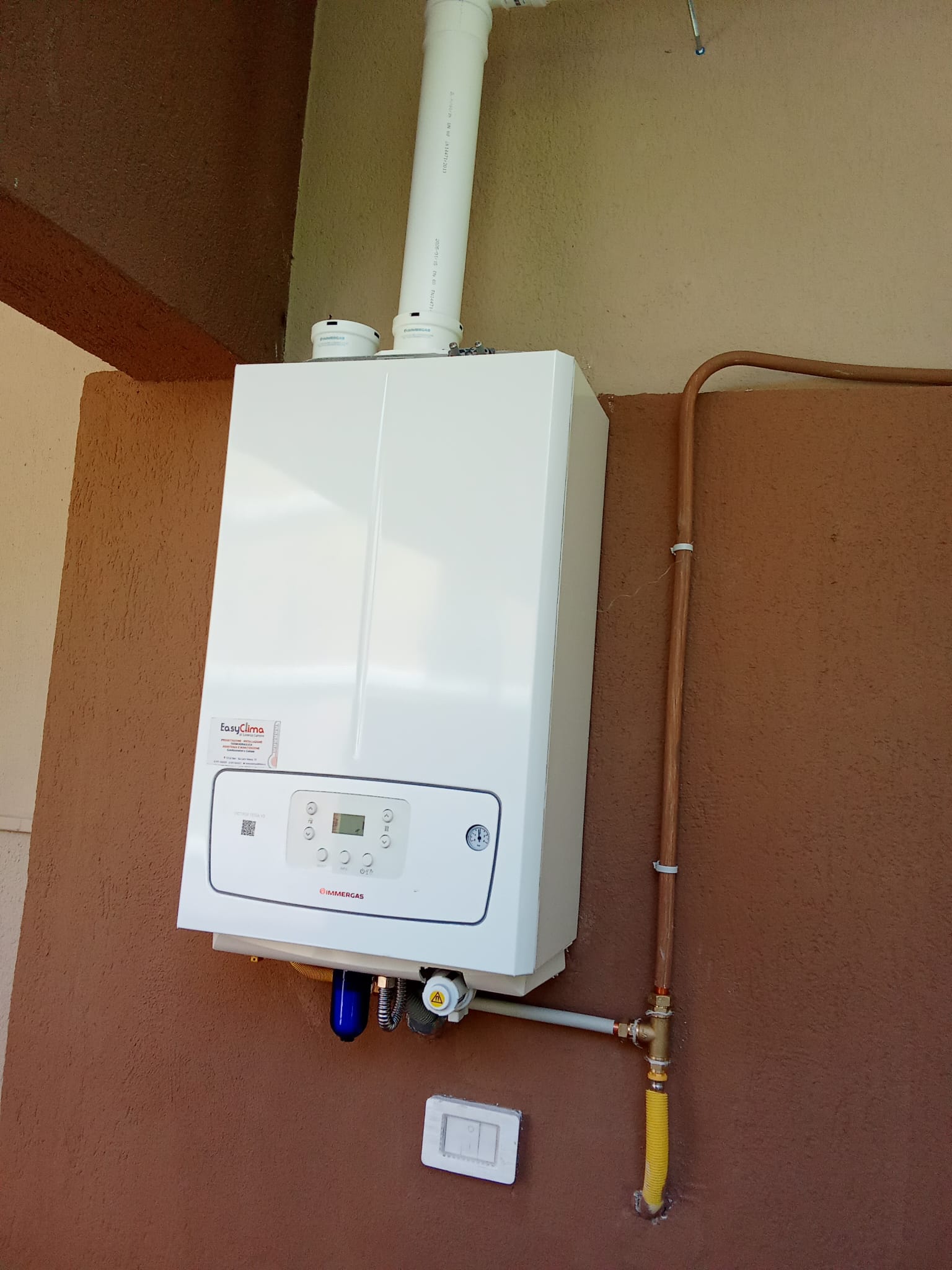 I nostri servizi termoidraulici per installazione caldaie comprendono la posa in opera di impianti nuovi, la sostituzione di sistemi esistenti, l’assistenza tecnica e il rilascio del bollino blu. Eseguiamo controlli fumi, verifiche di tenuta e manutenzioni periodiche nel pieno rispetto delle normative vigenti.